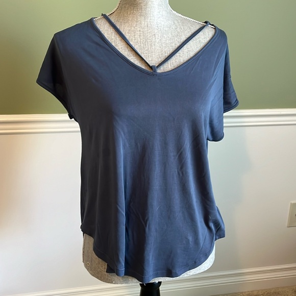 Beautiful tshirt with cute details! - Picture 1 of 5